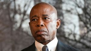 ركز التحقيق مع عمدة مدينة نيويورك آدامز على أموال الحملة والنفوذ الأجنبي المحتمل