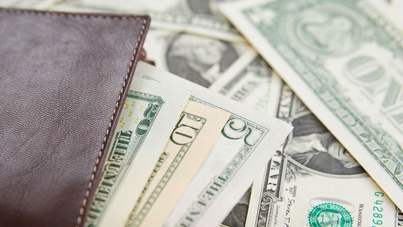 وترتفع مدفوعات الفائدة على ديون البلاد، مما يزيد الضغط على معركة الإنفاق في الكونجرس