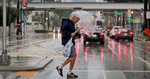 فلوريدا تواجه الفيضانات والرياح العاتية، أكثر من 100 ألف بدون كهرباء بعد هطول أمطار غزيرة