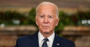 جو بايدن يوقع على مشروع قانون التمويل الحكومي ويوافق عمال السيارات على العقد الجديد: Morning Rundown