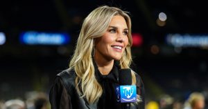 اعترفت تشاريسا طومسون من قناة Fox Sports بأنها اختلقت تقارير جانبية، مما أثار رد فعل عنيفًا