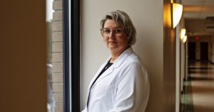 بالدموع والتهويدة، يتوقف مستشفى ريفي في ولاية ألاباما عن ولادة الأطفال