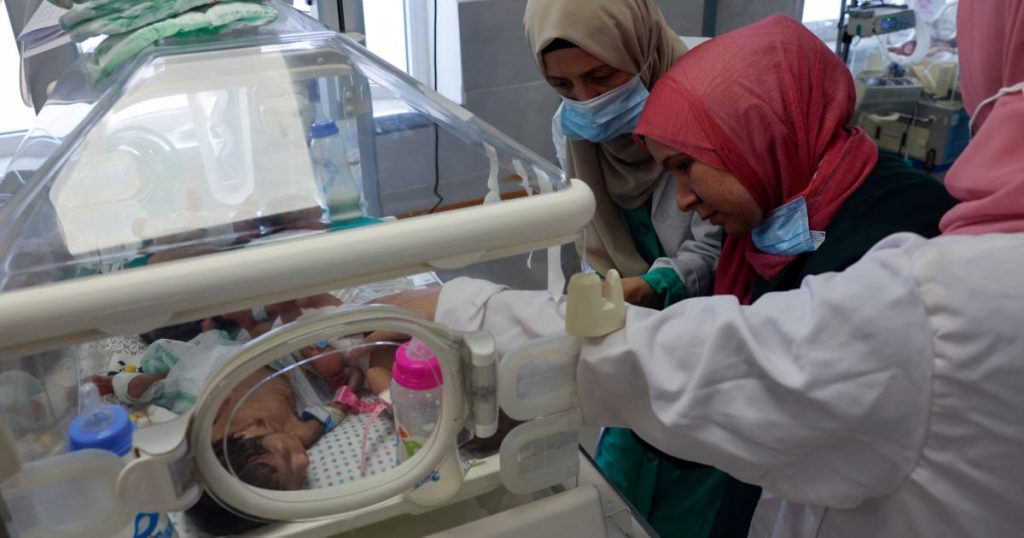 تم إجلاء 31 طفلاً من مستشفى الشفاء في غزة بينما لا يزال هناك حوالي 250 مريضاً