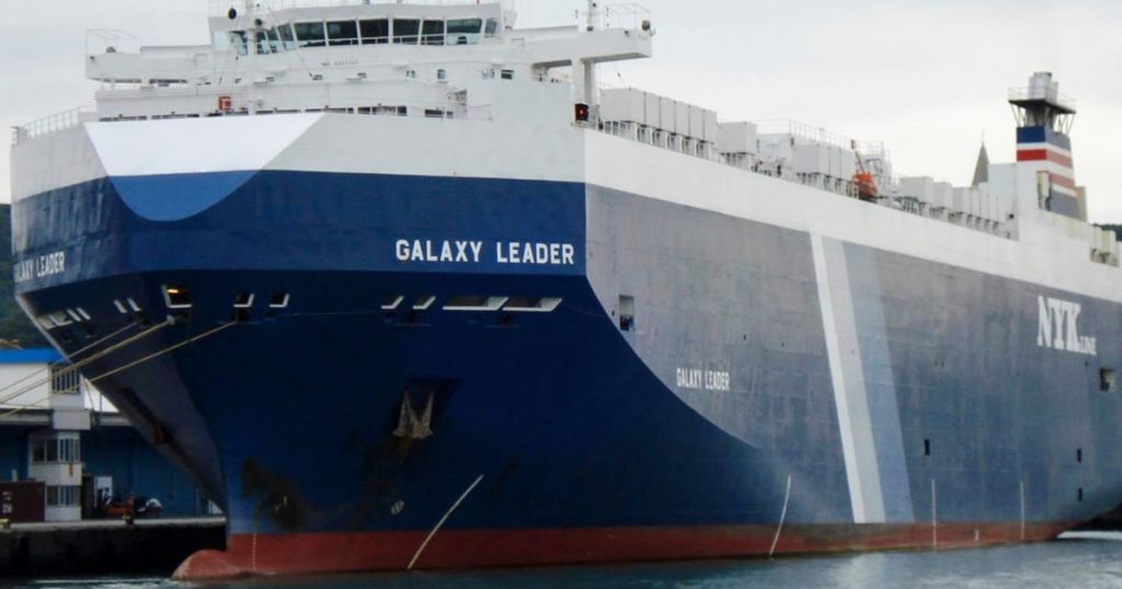 مسلحون يعتقد أنهم من المتمردين الحوثيين يستخدمون طائرات الهليكوبتر للاستيلاء على ناقلة يابانية في البحر الأحمر