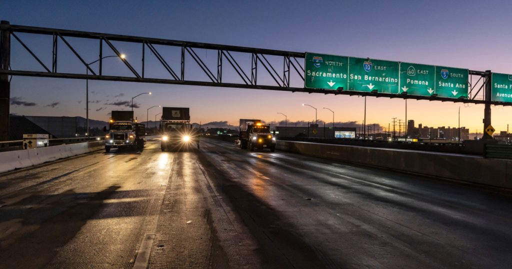 أعيد فتح طريق لوس أنجلوس السريع بالكامل بعد الحريق، في الوقت المناسب لساعة الذروة صباح يوم الاثنين