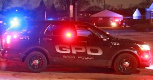 قالت الشرطة إن طفلاً يبلغ من العمر 3 سنوات أطلق النار على شقيقه البالغ من العمر عامين بعد أن عثر على مسدس في حقيبة والدته