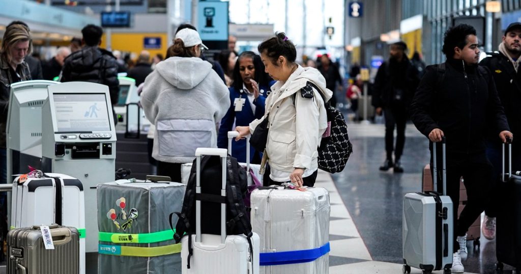 تأخرت آلاف الرحلات الجوية مع بدء السفر في العطلات
