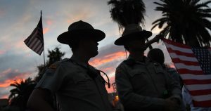 تحذر المجموعات من أن الناخبين يريدون حقًا حملات ترامب على الهجرة ومعسكرات الاعتقال