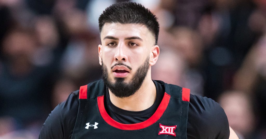 لاعب كرة السلة بجامعة كاليفورنيا في بيركلي يواجه معجبًا زعم أنه وصفه بـ “الإرهابي”