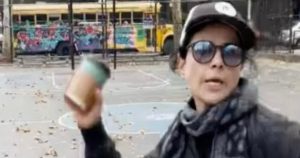 ألقي القبض على امرأة من بروكلين بعد أن زُعم أنها ألقت القهوة الساخنة على رجل هندي يرتدي وشاحًا فلسطينيًا وطفله الصغير