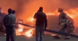 حاول الطيار الانسحاب من الهبوط قبل أن تتحطم الطائرة على عتبة مركز تجاري في تكساس