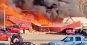 يُظهر الفيديو انفجارًا كبيرًا في متجر سيارات بولاية أوهايو أدى إلى مقتل 3 أشخاص وإصابة 1