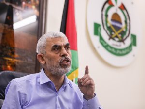 السنوار متحدثا بالعبرية لمحتجزين إسرائيليين: أنتم في المكان الأكثر أمانا