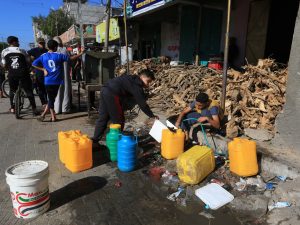 إسرائيل تسمح بدخول شاحنتي وقود فقط يوميا لغزة