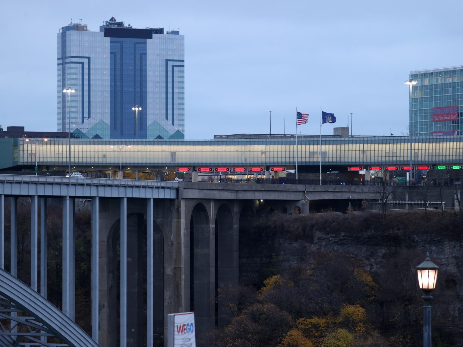 مصرع شخصين بانفجار سيارة على جسر حدودي بين أميركا وكندا