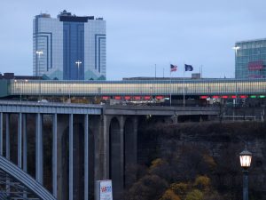 مصرع شخصين بانفجار سيارة على جسر حدودي بين أميركا وكندا