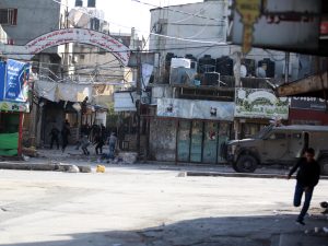 مع بدء هدنة إنسانية بغزة.. إسرائيل تواصل عملياتها بالضفة