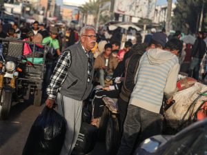 شهيدان وإصابات أثناء محاولة السكان العودة لشمال غزة