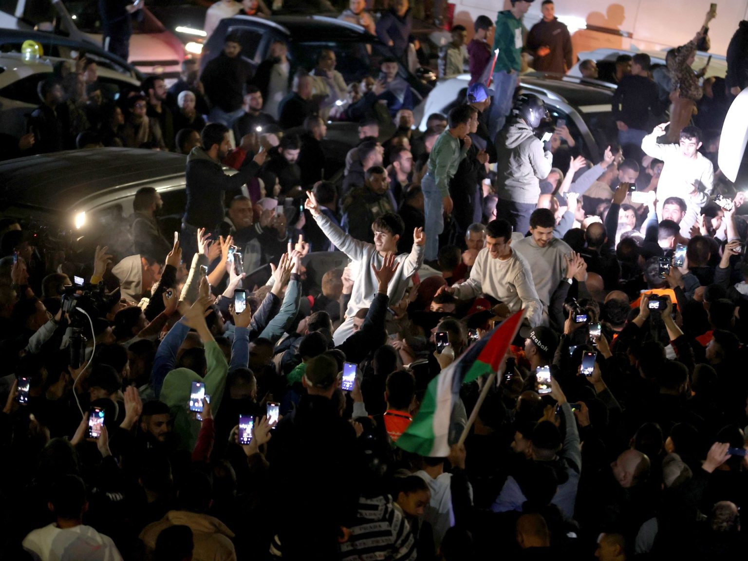 الضفة الغربية.. قوات الاحتلال تصيب 21 فلسطينيا قرب سجن عوفر