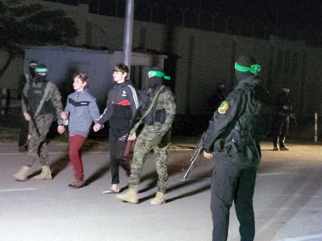جيروزاليم بوست: حماس تأخذ زمام المبادرة وتحدد مسار الحرب النفسية
