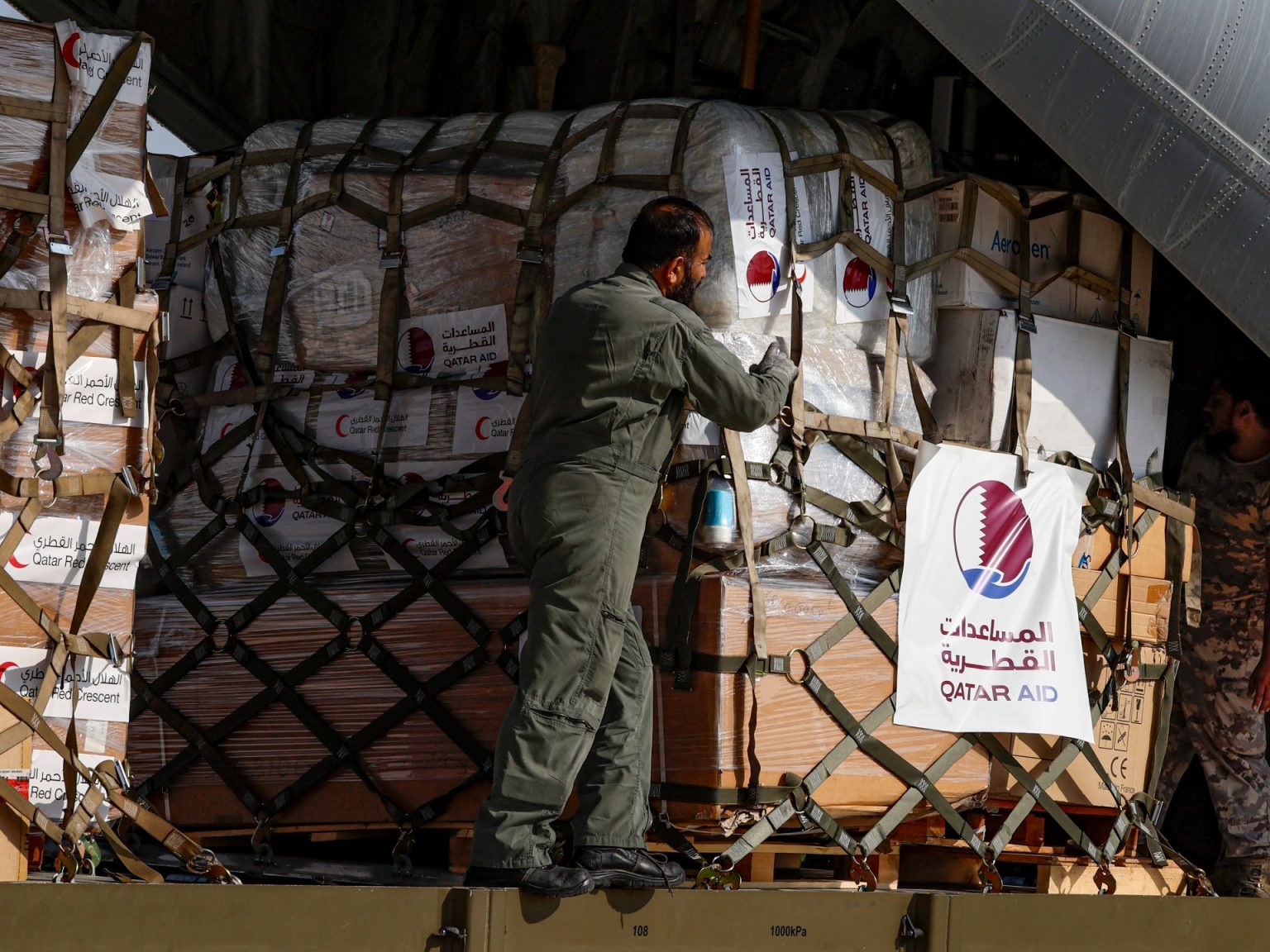 الدوحة: قصف مقر لجنة إعادة الإعمار القطرية لن يثنينا عن إغاثة غزة