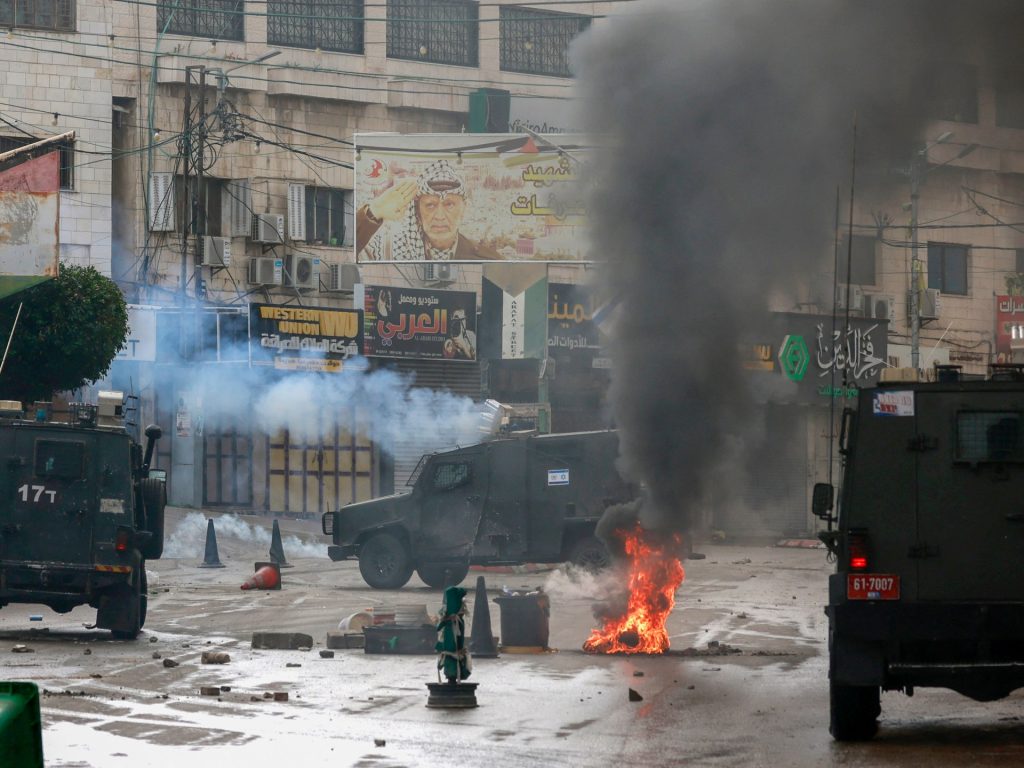 حملات دهم واعتقال باقتحام مدن وبلدات في الضفة الغربية