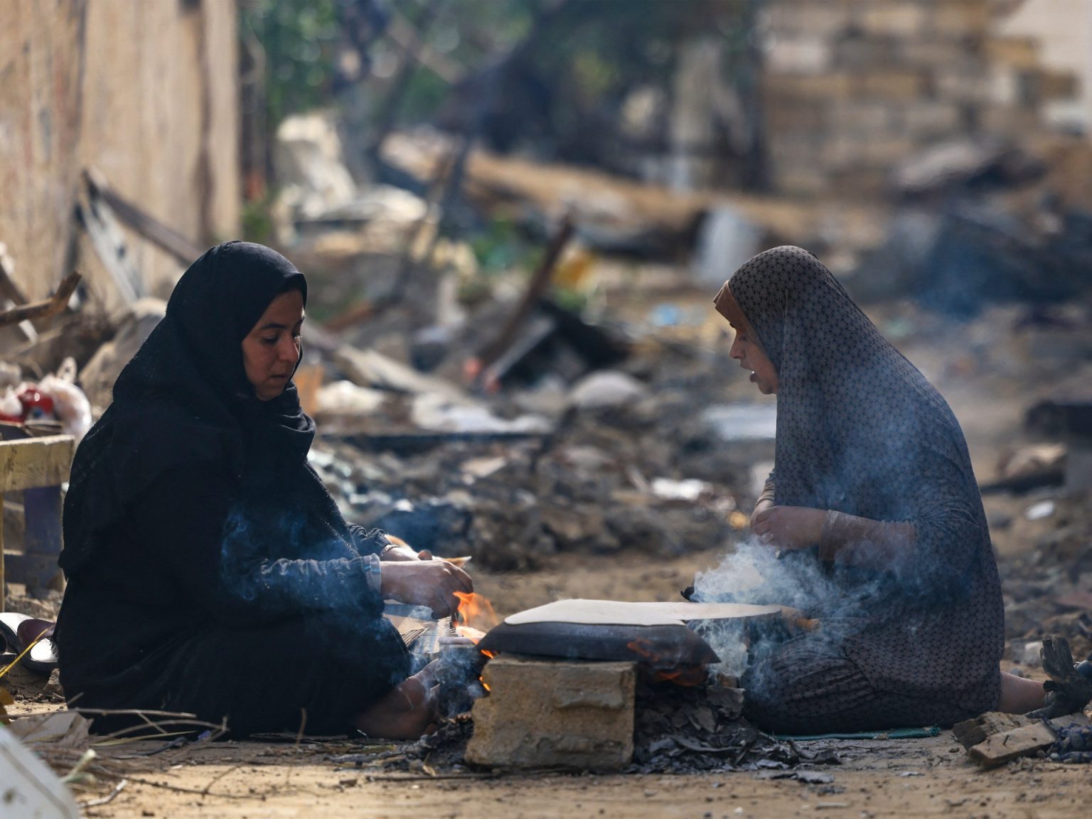 يعيشون بين الركام.. أهل غزة يفضلون العودة لمنازلهم ولو كانت مدمرة