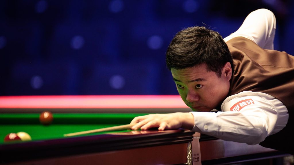 بطولة المملكة المتحدة للسنوكر: دينغ جونهوي يبدأ سعيه للفوز باللقب، ويتفوق ريكي والدن على ماركو فو