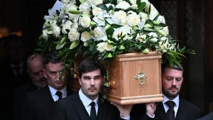 فيرجسون يشيد بتشارلتون في جنازة أسطورة إنجلترا: “لقد دعمني بنسبة 100%”