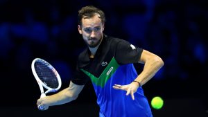 تم وضع الصداقة جانبًا حيث أثار دانييل ميدفيديف إعجابه بفوزه بمجموعتين متتاليتين على أندريه روبليف في نهائيات اتحاد لاعبي التنس المحترفين