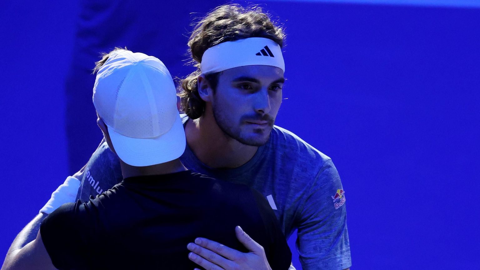 ستيفانوس تسيتسيباس يعتزل بعد ثلاث مباريات ضد هولجر رون، وينسحب من نهائيات نيتو للاعبي التنس المحترفين بسبب الإصابة