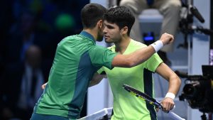 “أنا لست في مستواه” – كارلوس الكاراز يعترف بأن نوفاك ديوكوفيتش “لا يصدق” متفوق في الداخل بعد هزيمة نهائيات اتحاد لاعبي التنس المحترفين