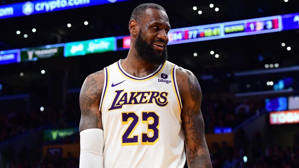 “في بعض الأحيان تحتاج إلى تذكير الناس” – ليبرون يسجل 37 نقطة في فوز ليكرز