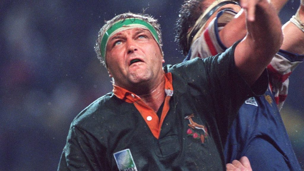 هانيس ستريدوم: توفي الفائز بكأس العالم للرجبي في جنوب أفريقيا 1995 في حادث سيارة، عن عمر يناهز 58 عامًا.