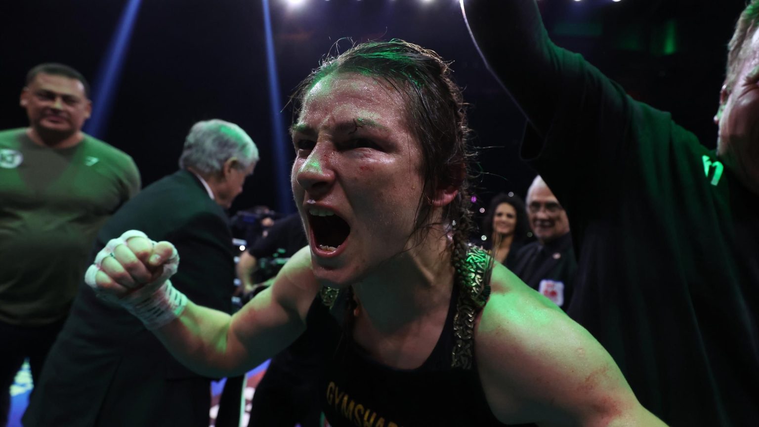 “دعونا نحصل على الثلاثية في كروك بارك!” – تايلور يلحق الهزيمة الأولى بكاميرون في مباراة العودة الملحمية