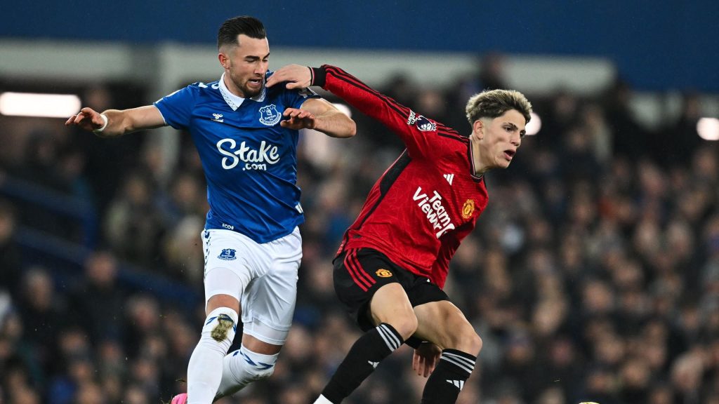 تين هاج وجارناتشو يحتفلان بمنافس “هدف الموسم”.