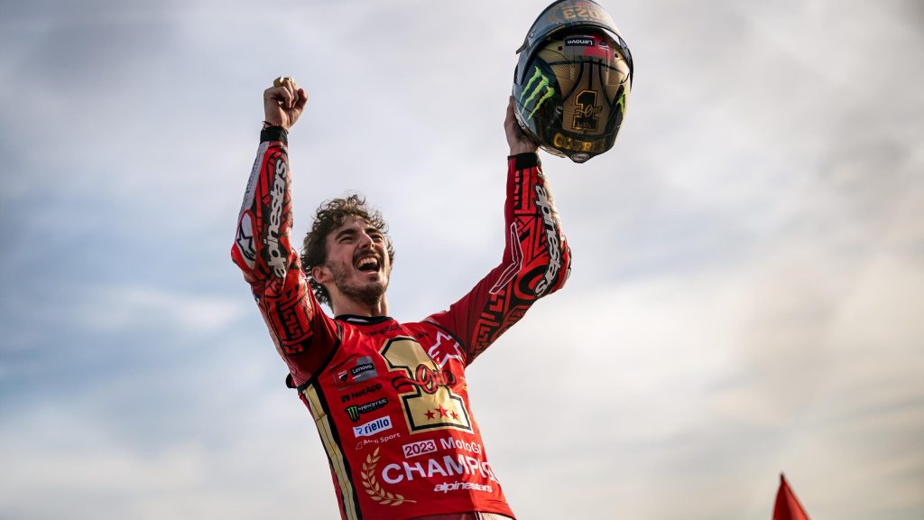 فرانشيسكو باجنايا يحتفل بانتصاره “الرائع” في سباق الدراجات النارية في فالنسيا، ويشيد بمنافسه “المذهل” خورخي مارتن