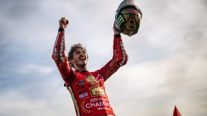 فرانشيسكو باجنايا يحتفل بانتصاره “الرائع” في سباق الدراجات النارية في فالنسيا، ويشيد بمنافسه “المذهل” خورخي مارتن