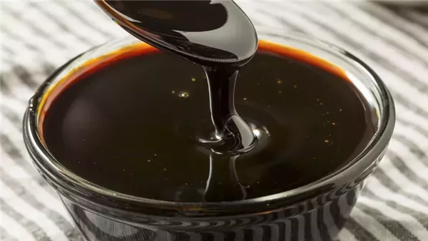 فوائد مذهلة.. ماذا يحدث لجسمك عند تناول العسل الأسود على الريق