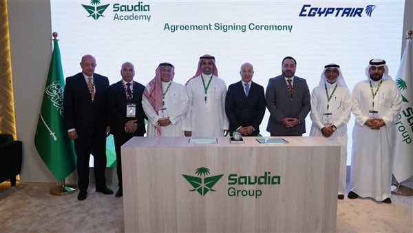 مصر للطيران تتعاقد مع أكاديمية السعودية لتدريب الطيارين على الدريملاينر