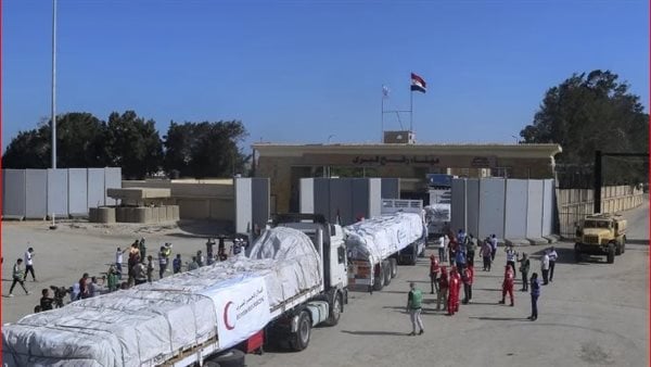 بينها 4 للوقود .. وصول 150 شاحنة مساعدات إلى قطاع غزة