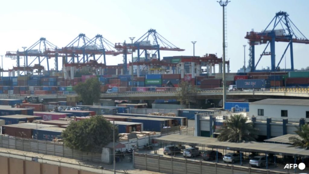 وتحث أفغانستان باكستان على إطلاق سراح آلاف الحاويات من الميناء