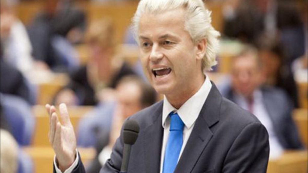 اليميني المتطرف خيرت فيلدرز يحتفل بتقدم حزبه بانتخابات هولندا وخلفه علم إسرائيل