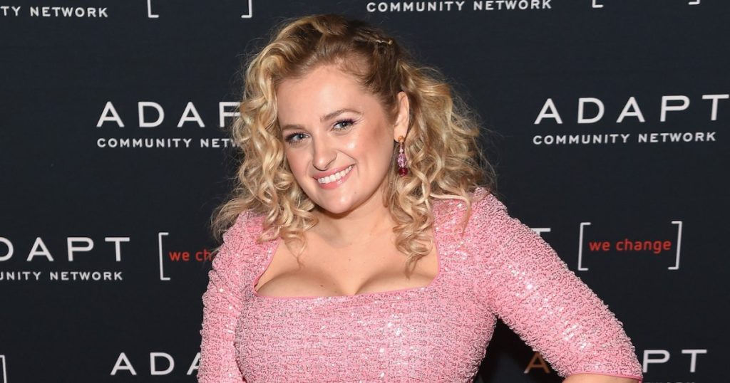 علي ستروكر تقول مازحة إن ابنها جيسي البالغ من العمر 12 شهرًا هو “سائق أفضل” منها