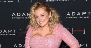 علي ستروكر تقول مازحة إن ابنها جيسي البالغ من العمر 12 شهرًا هو “سائق أفضل” منها