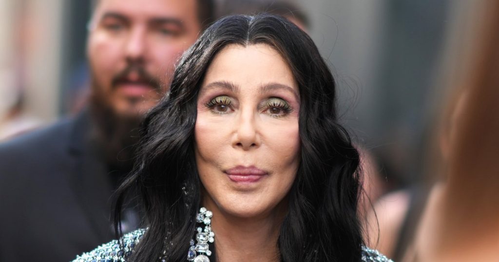 شير منزعجة جدًا من أن الأغنية الناجحة “Believe” عمرها 25 عامًا: “Pisses the F–k Out of Me”