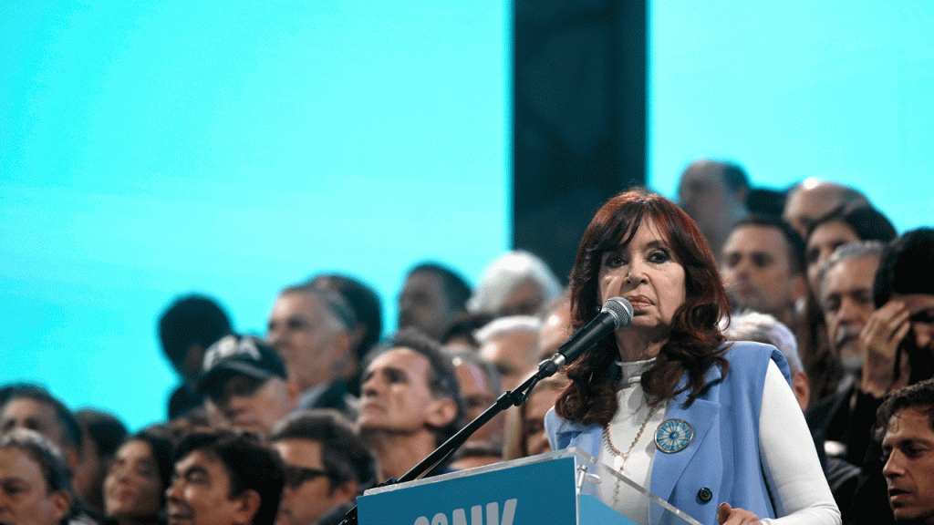 أعيد فتح قضية الفساد ضد نائبة الرئيس الأرجنتيني فرنانديز، مما زاد من مشاكلها القانونية