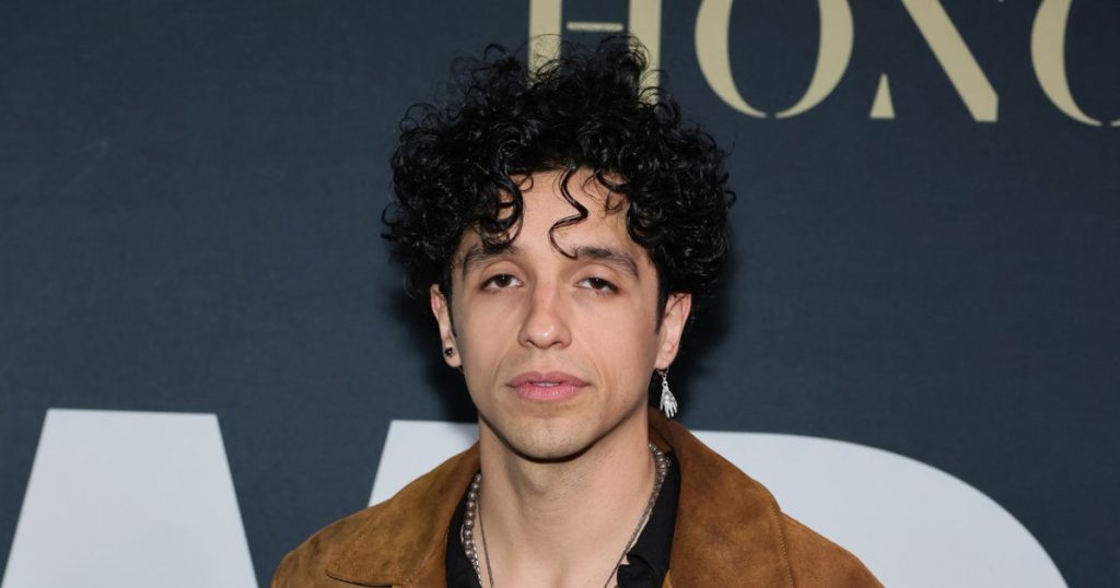 “ديزي جونز والنجم الستة” سيباستيان تشاكون متهم بالاعتداء الجنسي من قبل 3 نساء