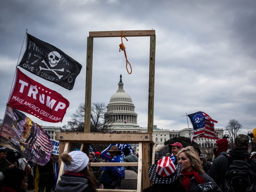 مشاهد لاقتحام الكابيتول تعيد جدل “نظريات مؤامرة” في أميركا