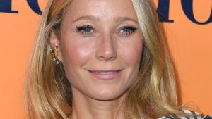 إن تسليط الضوء على متعرجة هي الطريقة السهلة لاحتضان الشعر الرمادي